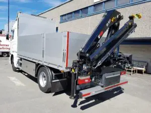 bildet viser en lastebil medkran bak