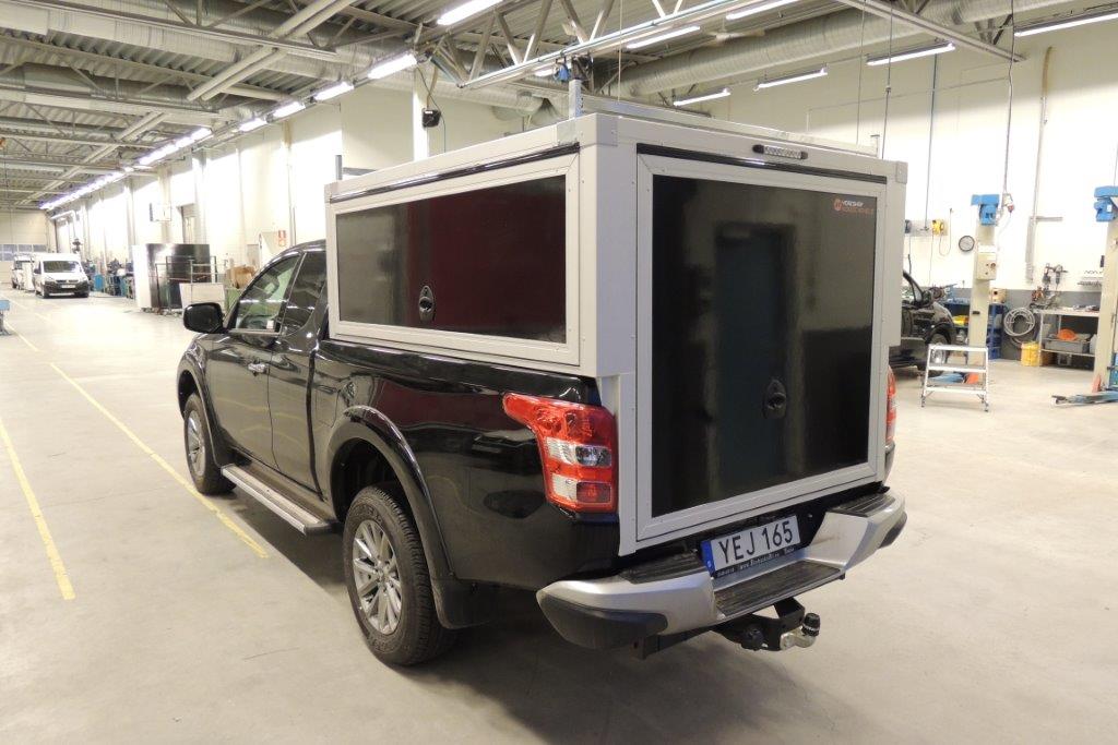 L200 svart 4-Y1