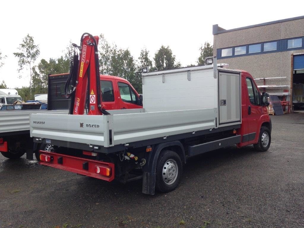 Peugeot-boxer-med-plan-og-Fassi-kran