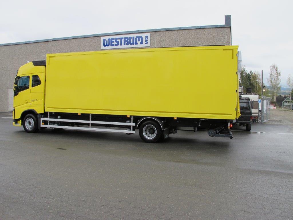 Tarfurgo, lakkert skap (1)