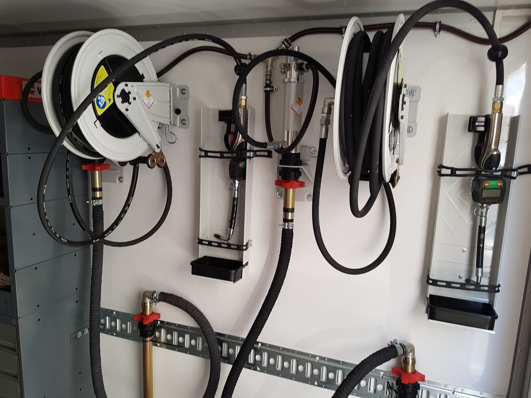 Servicevogn under 7meter- 2 stk. pumper med plass til 2 stk oljefat