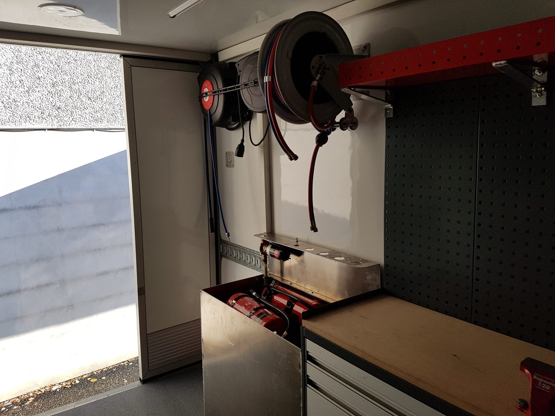 Servicevogn under 7meter- Lufttrommel, strømtrommel, oxygen-acetylen-trommel, pumpe og tank for spillolje