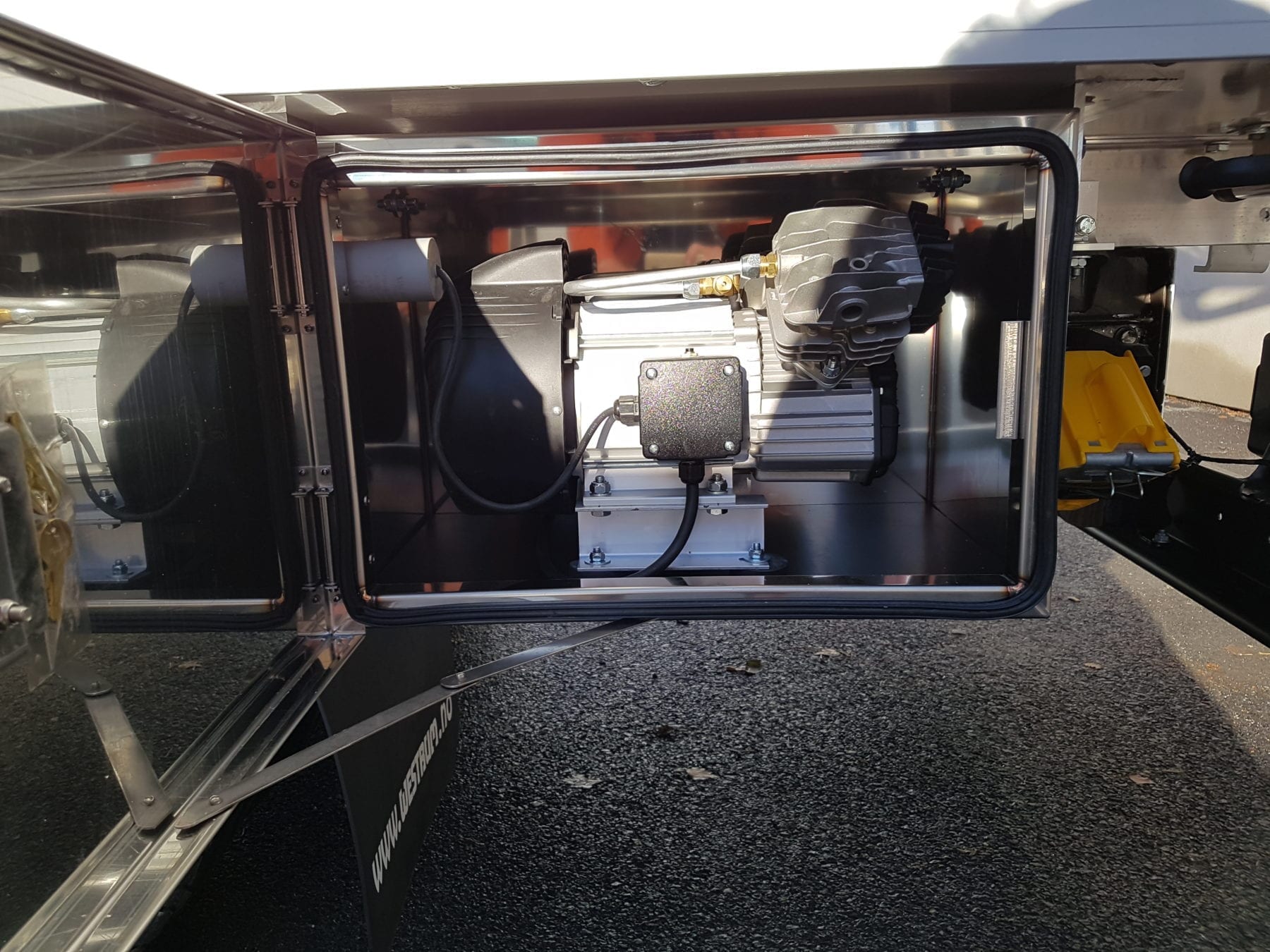 Servicevogn under 7meter- Skap med kompressor