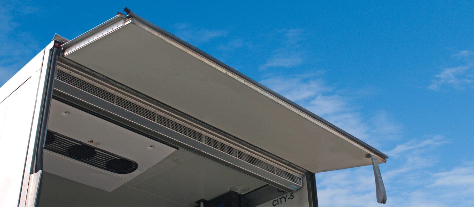 Air curtain for refrigerated vehicles