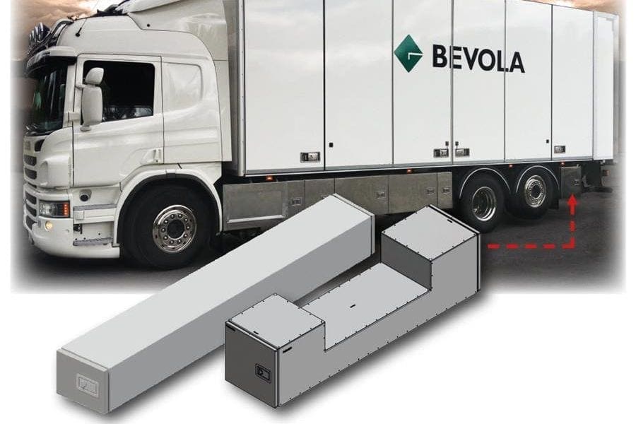 bildet viser en hvit lastebil - Bevola